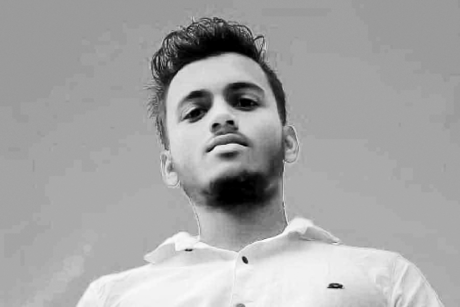 নিহত অয়নের বাবা দাবি করেছিলেন, অয়নের বান্ধবী এবং বান্ধবীর মা, দুমার ছেলে কী করবে? একটাই তো ’জনেই একসঙ্গে অয়নকে ভালবাসতেন। আর তা নিয়ে অয়নের কিছু করার ছিল না। তিনি বলেন, ‘‘অয়নের বান্ধবীর বাবা জেনে যায় যে আমার ছেলের সঙ্গে ওঁর স্ত্রীরও সম্পর্ক রয়েছে, মেয়ের সঙ্গেও ঘনিষ্ঠতা রয়েছে। ভেবেছে ওকে যদি মেরে দিই তা হলে আমার সংসার সুখে থাকবে। এই কারণেই খুন করা হয়েছে। মা-ও আমার ছেলেকে ভালবাসে, মেয়েও আমার ছেলেকে ভালবাসে। আছেলে! এ বার কী করবে ছেলেটা? দু’জনকে একসঙ্গে কী করে চালাবে?’’ পরে এই দাবি থেকে সরে আসেন তিনি। সোমবার তিনি আনন্দবাজার অনলাইনের সামনে দাবি করেন, পুলিশ অফিসারের ‘চাপে’ই তিনি বলতে বাধ্য হয়েছিলেন, মা এবং মেয়ের সঙ্গে সম্পর্ক ছিল অয়নের। তিনি সিবিআই তদন্তও চান।