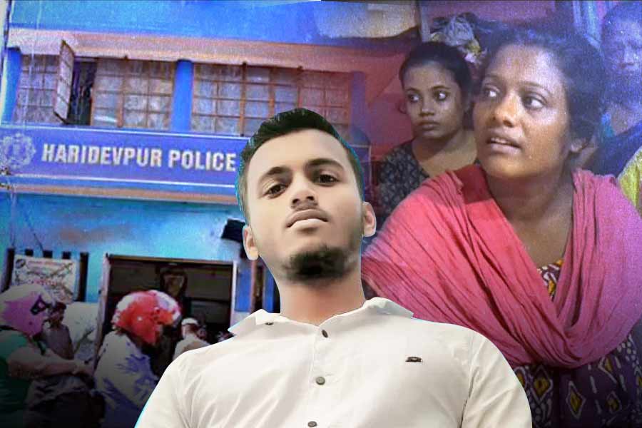 হরিদেবপুর-কাণ্ডে তদন্তে নেমে পুলিশ একের পর এক অভিযুক্তকে গ্রেফতার করেছে। অয়ন মণ্ডল যে খুন হয়েছেন, তা নিশ্চিত করা গেলেও এখনও থেকে গিয়েছে বেশ কিছু প্রশ্ন। তার মধ্যে কিছু প্রশ্নের উত্তর মিললেও এখনও জবাব মিলছে না বেশ কিছু প্রশ্নের।