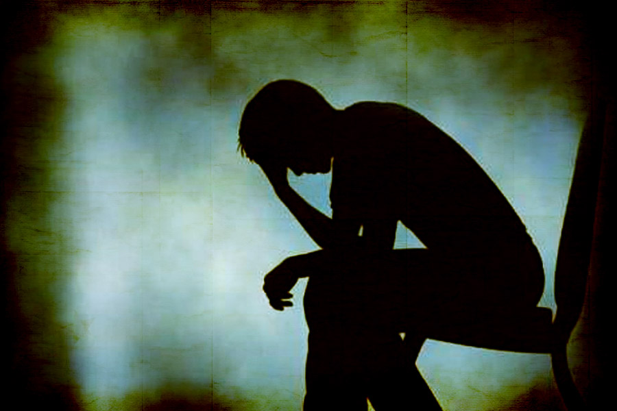 সূত্রের খবর, কর্মসূত্রে রাজস্থান চলে যাওয়ার পর থেকেই অয়নকে তাঁর বান্ধবী এবং বান্ধবীর মা রাজ্যে ফিরে আসার জন্য চাপ দিতে থাকে। বার বার ফোন করে অয়নকে ফিরে আসার কথা বলতে থাকেন মা-মেয়ে। 