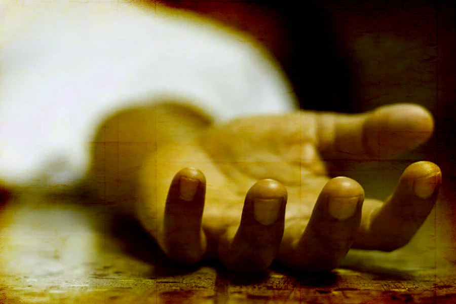 পুলিশি তদন্তে উঠে এসেছে, অয়নকে খুন করা হয় তাঁর বান্ধবীর বাড়িতেই। ময়নাতদন্তের রিপোর্ট অনুযায়ী, অয়নকে ভোঁতা এবং ভারী কোনও বস্তু দিয়ে মাথার পিছনে আঘাত করে খুন করা হয়।