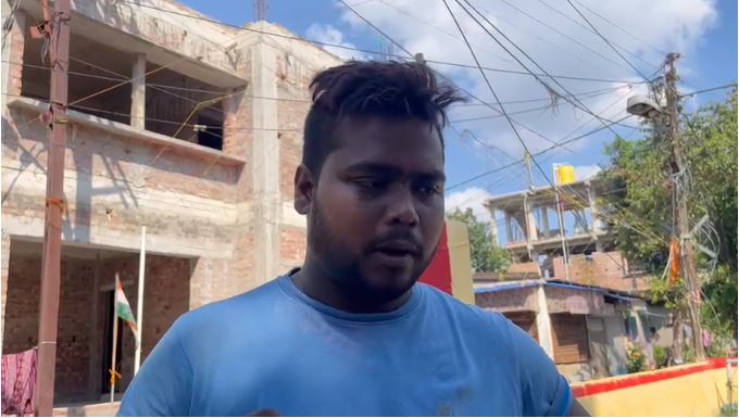 ঘটনার দিন রাতে অয়নের বান্ধবীর বাড়ির বাইরে পাহারায় থাকা বন্ধু রাজুর দাবি, ওই দিন অয়ন তাঁকে বার বার ফোন করেছিলেন। কাঁদো কাঁদো গলায় জানিয়েছিলেন, বান্ধবীর মা তাঁর বুকে ঘুষি মেরেছে। তাঁর বুকে ব্যথা করছে। ফোনে অয়নের সঙ্গে যে রাজুর বার কয়েক কথা হয়েছিল, সেই প্রমাণও রাজু দিয়েছেন।