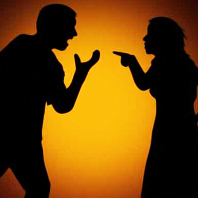 নাহিদের স্ত্রী ছিলেন তাঁর খুনে মূল অভিযুক্ত দীপকের বোন জ্যোতি। কয়েক বছর আগে নাহিদ এবং জ্যোতি বাড়ির সকলের অমতে পালিয়ে বিয়ে করেছিলেন। কিন্তু তাঁদের দাম্পত্যে অশান্তি ছিল। জ্যোতি নাহিদের সঙ্গে থাকতেন না। কর্মসূত্রে বেঙ্গালুরুতে থাকতেন তিনি।