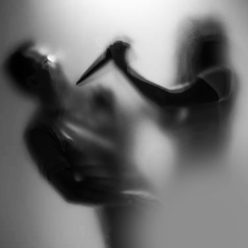 নাহিদ বাড়ি ফিরতেই তাঁর উপর ঝাঁপিয়ে পড়েন দীপক। ধারালো অস্ত্র দিয়ে কোপাতে শুরু করেন বোনের স্বামীকে। যত ক্ষণ পর্যন্ত নাহিদের দেহে প্রাণ ছিল, কোপানো থামাননি দীপক, দাবি পুলিশের।