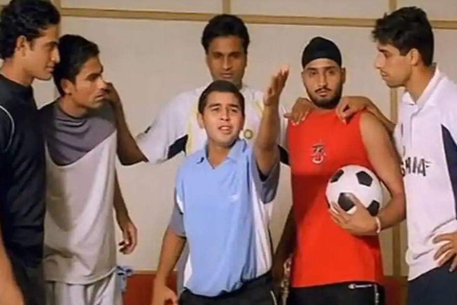 ২০০৪ সালে সলমন খান, অক্ষয় কুমার ও প্রিয়ঙ্কা চোপড়া অভিনীত ‘মুঝসে শাদি করোগি’ ছবির ক্লাইম্যাক্সে দেখা গিয়েছিল কপিল দেব, জভাগাল শ্রীনাথ, হরভজন সিংহ, আশিস নেহরা, পার্থিব পটেল, ইরফান পাঠান-সহ একঝাঁক ক্রিকেটারকে। ছবিটি বক্স অফিসে সুপার হিট হয়। ছবিটির বিষয় অবশ্য ক্রিকেট ছিল না।