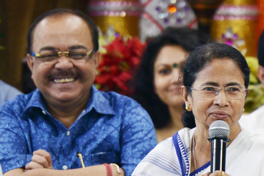 তিনি নৈঃশব্দ্য ভাঙলেন। ২০১৮ সালের পর ২০২২— চার বছর লাগল সেই নীরবতা ভাঙতে। তবে প্রকাশ্যে মুখ খুলেই শোভন চট্টোপাধ্যায় বললেন, ‘‘তৃণমূল নেত্রী মমতা বন্দ্যোপাধ্যায়ের আন্দোলন নিয়ে যদি প্রশ্ন ওঠে, কেউ যদি প্রতিবাদ না-ও করে তবে একটি মানুষ মুখ খুলবে।’’ সেই একটি মানুষ তিনি, শোভন চট্টোপাধ্যায়।   