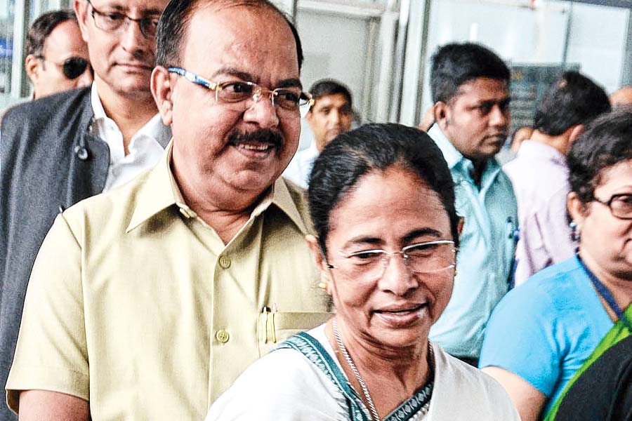 শোভন চিরকাল মমতার অনুগামী এবং অনুগত হয়ে কাজ করেছেন। খুব অল্প বয়সে কংগ্রেসের কাউন্সিলর হন। পরে ১৯৯৮ সালে মমতা যখন কংগ্রেস ছেড়ে তৃণমূল গঠন করেন, তার পরে ২০০০ সাল থেকেই মমতার সঙ্গে ছিলেন শোভন। দু’জনের সম্পর্কে নানা সময়ে ওঠাপড়া হয়েছে ঠিকই, কিন্তু বরাবর মমতা আর শোভনের সমীকরণ ছিল অন্য স্তরের। শোভনকে মমতা ‘কানন’ বলে ডাকেন।