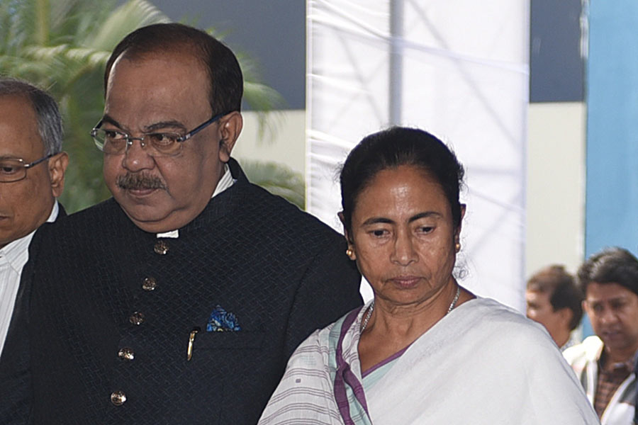 সোমবার মমতার বিরুদ্ধে শুভেন্দুর আক্রমণাত্মক মন্তব্য শোনার পর ‘প্রতিবাদ’ জানিয়েছেন শোভন। শুভেন্দু অধিকারী বলেছিলেন, নন্দীগ্রাম এবং শান্তিকুঞ্জ ছাড়া মমতা জনপ্রিয় হতে পারতেন না। তিনি মুখ্যমন্ত্রীও হতে পারতেন না। শোভন পাল্টা শুভেন্দুকে বলেছেন, তাঁরা দু’জনেই মমতার হাতে গড়া। সে কথা যেন শুভেন্দু ভুলে না যান। উল্লেখ্য, শোভন যখন এ কথা বলছেন, তার মাস খানেক আগেই তিনি নবান্নে গিয়ে দেখা করেছেন মমতার সঙ্গে। অন্য দিকে, বিজেপির সঙ্গেও তাঁর সম্পর্ক ঠেকেছে তলানিতে।