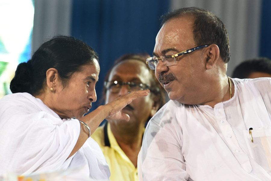 আবার শোভনকে কলকাতার মেয়রও করেছিলেন মমতাই। শোভন মেয়র হিসেবে নিজের দক্ষতার পরিচয় দেওয়ার পর তাঁকে মেয়রের দায়িত্বের পাশাপাশি রাজ্যের আরও তিনটি দফতরের মন্ত্রী করেন মমতা। ঠিক এই সময়েই শোভনের ব্যক্তিগত জীবন নিয়ে একটি ডামাডোল তৈরি হয়। 