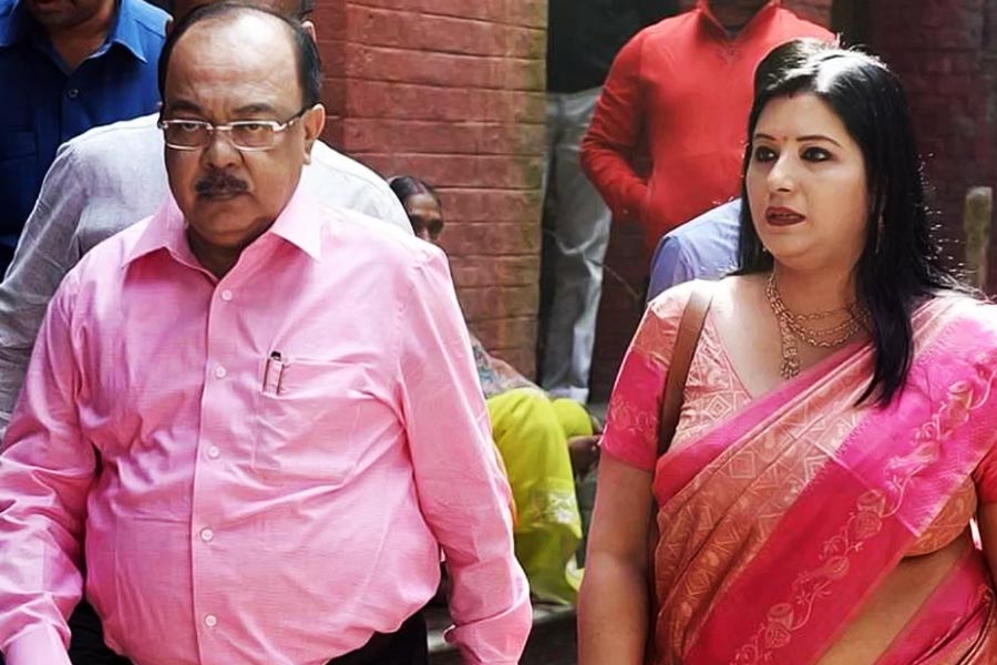 শোভন, তাঁর স্ত্রী রত্না চট্টোপাধ্যায় এবং শোভনের বান্ধবী বৈশাখী বন্দ্যোপাধ্যায়ের সম্পর্ক গোটা রাজ্যে আলোচনার কেন্দ্রে চলে আসে। উল্লেখ্য, শোভনের স্ত্রী রত্নাও ছিলেন মমতার অত্যন্ত ঘনিষ্ঠ। যিনি বর্তমানে রাজ্যের বিধায়ক এবং কাউন্সিলরও। 