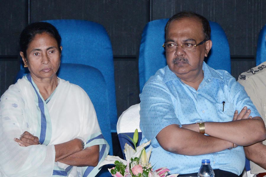 শোভনের ব্যক্তিগত জীবনের এই পরিস্থিতি নিয়ে সেই সময় মমতার সঙ্গে বেশ কয়েক বার কথা হয় শোভনের। ভাল কথায় বোঝানোর পাশাপাশি তাঁর প্রিয় কাননকে হুঁশিয়ারিও দিয়েছিলেন মমতা। কিন্তু শেষ পর্যন্ত কিছুতেই কিছু হয়নি। ২০১৮সালের নভেম্বরে  শোভন তাঁর সমস্ত দায়িত্ব থেকে ইস্তফা দেন। নবান্নে গিয়ে ইস্তফাপত্র জমা দিয়ে কার্যত রাজনৈতিক বানপ্রস্থে চলে যান কলকাতার প্রাক্তন মেয়র।