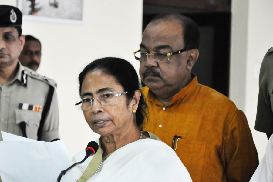 বিজেপির রাজ্য সংগঠনে শোভন-বৈশাখীর অবস্থান নিয়ে রাজ্য নেতৃত্বের সঙ্গে এই জুটির টানাপড়েন চলতে থাকে। শেষে বিজেপির সঙ্গে দূরত্ব তৈরি হয় শোভন-বৈশাখীর। কিন্তু অদ্ভুত ভাবে এই গোটা ঘটনাটি যখন চলেছে, তখন শোভনের দলবদল নিয়ে এক রকম নীরবই ছিলেন মমতা। 