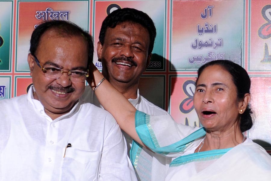 এক কালে ‘ভাই-দিদি’ বলে ডাকা হত দু’জনকে। প্রকাশ্যে তাঁদের ঠাট্টা-খুনসুটি করতেও দেখা গিয়েছে বহুবার। শোভনকে একবার মজা করার জন্যই সবার সামনে সুইমিং পুলের জলে ফেলে দিয়েছিলেন মমতা। শোভন অবশ্য হাসতে হাসতেই উঠে এসেছিলেন জল থেকে। বিন্দুমাত্র অনুযোগ করেননি। 