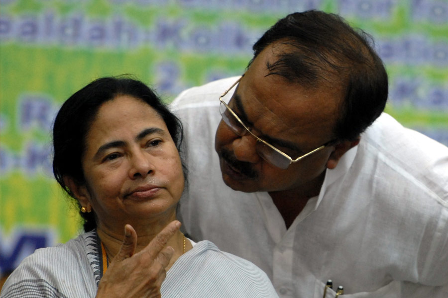 আবার বাংলায় রাজনৈতিক পালাবদলের আগে শোভনই ছিলেন দক্ষিণ ২৪ পরগনার মতো গুরুত্বপূর্ণ জেলায় মমতার ভরসা। ২০০৯ সালের লোকসভা ভোটের আগে যে পঞ্চায়েত ভোট হয়েছিল, তাতে দু’টি জেলা পরিষদ এসেছিল তৃণমূলের হাতে। একটি পূর্ব মেদিনীপুর এবং অন্যটি দক্ষিণ ২৪ পরগণা। শোভনের সাংগঠনিক অভিজ্ঞতা এবং প্রশাসনিক দক্ষতায় তৈরি দক্ষিণ ২৪ পরগনা কখনও ফেরায়নি মমতাকে। অধুনা প্রয়াত অরূপ ভদ্রের হাত থেকে সভাপতিত্ব নিয়ে শোভনের হাতেই দেন মমতা। চেয়েছিলেন দলের অন্তর্কলহ মেটাতে।