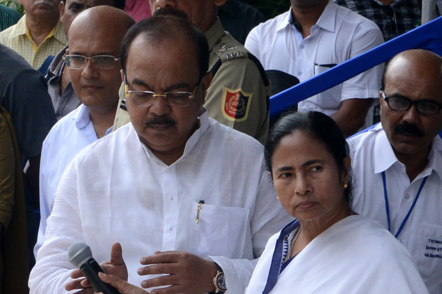 এমনকি যে নন্দীগ্রাম আন্দোলন থেকে তৃণমূলের উত্থান, তার শুরুর দিনেও শোভনই ছিলেন মমতার সঙ্গে। সোমবার যখন মমতাকে লক্ষ্য করে শুভেন্দুর আক্রমণের জবাব দিচ্ছেন শোভন, তখনও তাঁর মুখে শোনা গিয়েছে সে দিনের কাহিনি। শুভেন্দুকে লক্ষ্য করে প্রশ্ন ছুড়ে দিয়ে শোভন বলেছেন, ‘‘নন্দীগ্রামে যে দিন গুলি চলল, সে দিন আমি ছিলাম মমতা ব্যানার্জির সঙ্গে। উনি ঝরঝর করে কাঁদছিলেন। বলছিলেন, ‘ওরা সবাইকে মেরে ফেলল। চল কানন একবার নন্দীগ্রামে যাই।’ তখন কোথায় ছিলেন?’’