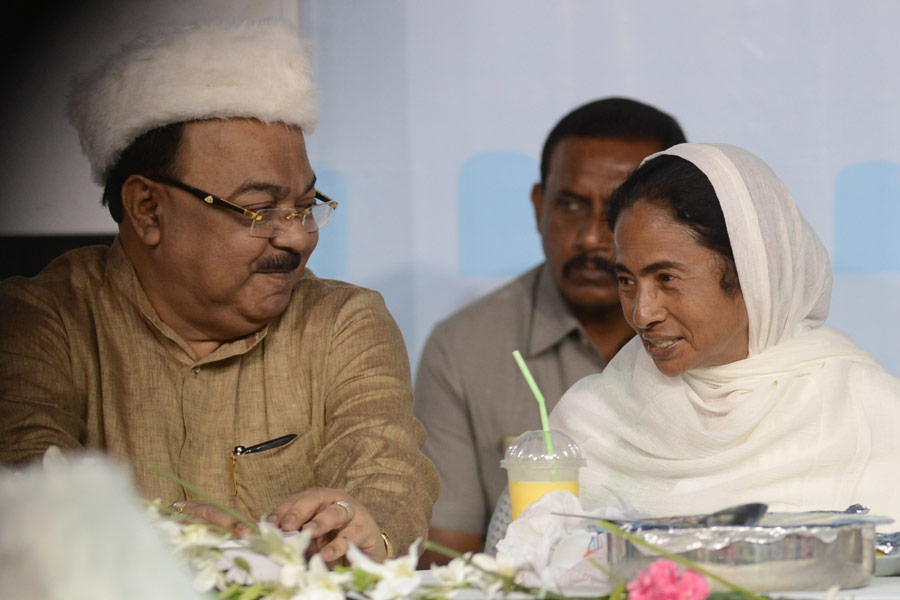 শোভন বলেছেন, ‘‘সে দিন নন্দীগ্রামে যাওয়ার পথে মমতাকে মেরে ফেলার চক্রান্ত করা হয়েছিল। আমি যেতে দিইনি। উনি জেদ করেছিলেন, তা-ও যেতে দিইনি। চণ্ডীপুরে সে দিন কোথায় ছিলেন শুভেন্দু যিনি নন্দীগ্রাম আন্দোলনের হোতা বলে নিজেকে দাবি করেন!’’