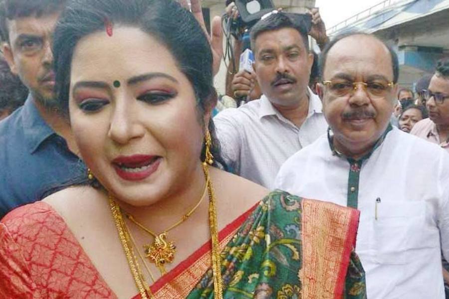 কয়েক মাস আগেই বান্ধবী বৈশাখীকে নিয়ে নবান্নে গিয়েছিলেন শোভন। মমতার সঙ্গে দেখা করেন। কী কথা হয়েছিল জানা যায়নি, তবে বৈশাখী বলেছিলেন, ‘‘অভিমানের দেওয়াল ভেঙেছে।’’  অন্য দিকে রাজনৈতিক মহলে একটি খবরও ছড়ায়। শোনা যায়, ২১ জুলাই তৃণমূলের শহিদ দিবস পালনের মঞ্চে বিজেপি থেকে তৃণমূলে যোগ দেবেন শোভন।