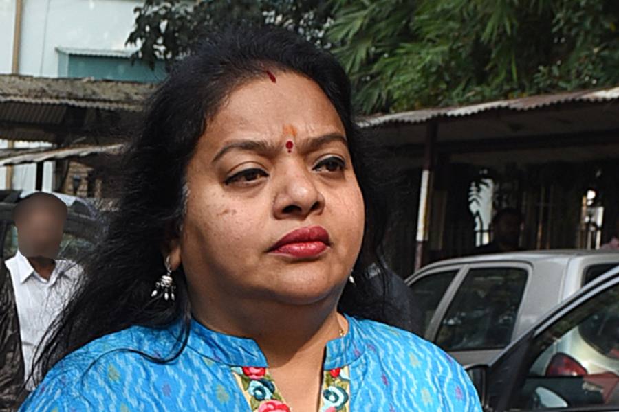 তবে তৃণমূলনেত্রী মুখে কিছু না বললেও শোভনের ছেড়ে যাওয়া কেন্দ্রে বিধানসভা ভোটের টিকিট দেন তাঁর স্ত্রী রত্নাকে। রত্না ওই কেন্দ্রে জয়ীও হন। পরে পুরসভা ভোটেও ওই এলাকার কাউন্সিলর হিসাবে টিকিট দেওয়া হয় শোভনের স্ত্রীকেই। 