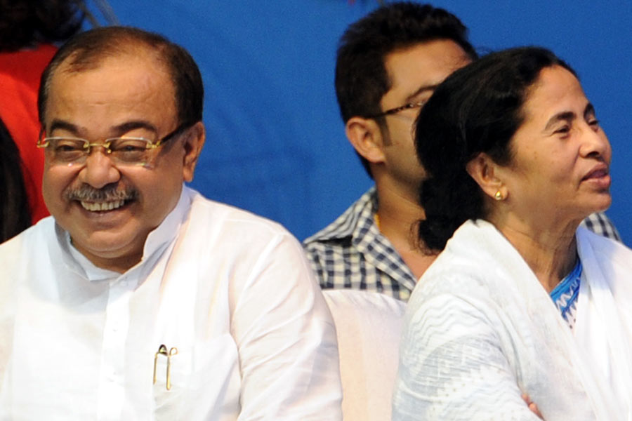 কিন্তু বৈশাখী এবং বিজেপি পর্বের পর শোভনের এই নৈশঃব্দ্য ভেঙে প্রত্যাবর্তনে কি মমতার সঙ্গে তাঁর পুরনো সমীকরণও ফিরবে?