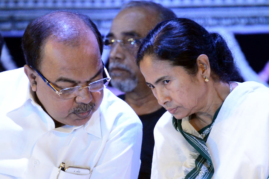 মমতার সঙ্গে পারিবারিক সম্পর্ক ছিল শোভনের। বরাবর মমতার পারিবারিক বিষয় সামলেছেন শোভন। মমতার মায়ের অসুস্থতা থেকে শুরু করে আরও নানা বিষয় দেখেছেন তিনি। বস্তুত শোভন ছিলেন মমতার একেবারে বাড়ির লোক।