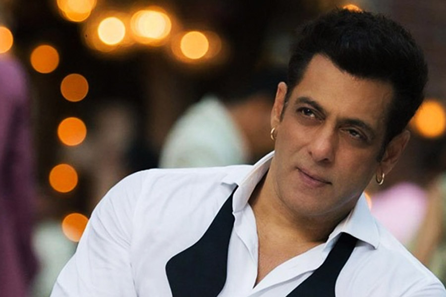 সলমন খান। বলিউডে তিন দশকেরও বেশি সময় ধরে থেকে নিজের আলাদা পরিচয় তৈরি করেছেন সেলিম-পুত্র সলমন। ১৯৮৮ সালে ‘বিবি হো তো অ্যায়সি’ ছবিতে পার্শ্বচরিত্রে অভিনয়ের মাধ্যমে নিজের কেরিয়ার শুরু করেছিলেন সলমন। তার পর নব্বইয়ের দশক জুড়ে তিনি একের পর এক সুপারহিট ছবি দর্শককে উপহার দিয়েছেন।