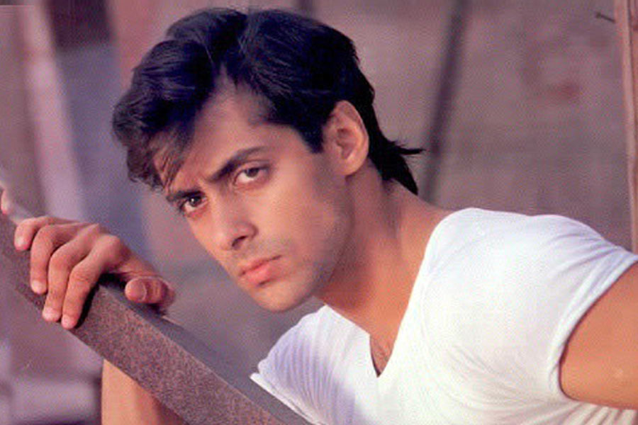 সহ-অভিনেতারা মেক আপ করার পরেও সলমনের জন্য অপেক্ষা করতেন। সলমন এলে তবেই শ্যুটিং শুরু হবে, না হলে শ্যুটিং শুরু করা যেত না। তাই সেটে সকলে এলেও কাজ বন্ধই থাকত।