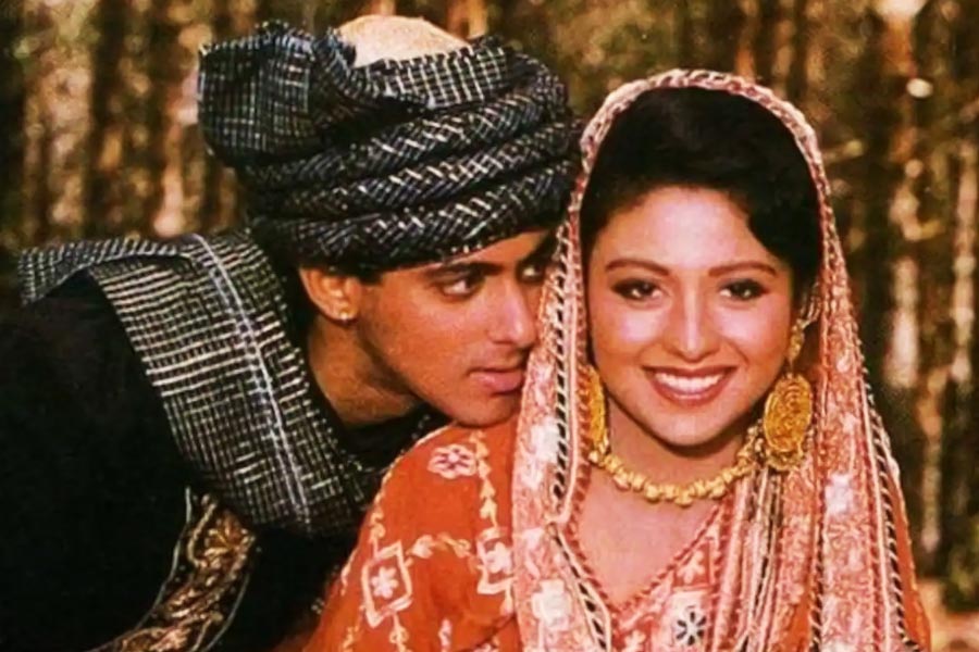 নিজেরা তৈরি হয়ে যাওয়ার পর সলমনের জন্য অপেক্ষা করতে তাঁরা কেউই পছন্দ করতেন না। ছবির পরিচালক এই বিষয়ে সলমনকে প্রশ্ন করায় অভিনেতা পাল্টা জবাব দেন পরিচালককে। সাওয়ান কোনও প্রতিবাদ না করে ছবির কাজে মন দেন।