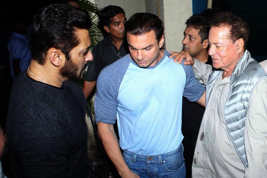 পরে সলমন এবং সোহেল দুই ভাই মিলে তাঁদের বাবার কাছে সাহায্য চান। সেলিম তাঁর দুই পুত্রকে নিয়ে হাজির হন ড্যানির বাড়ি। ছবিতে কাজ করার জন্য অনুরোধ করেন সেলিম।