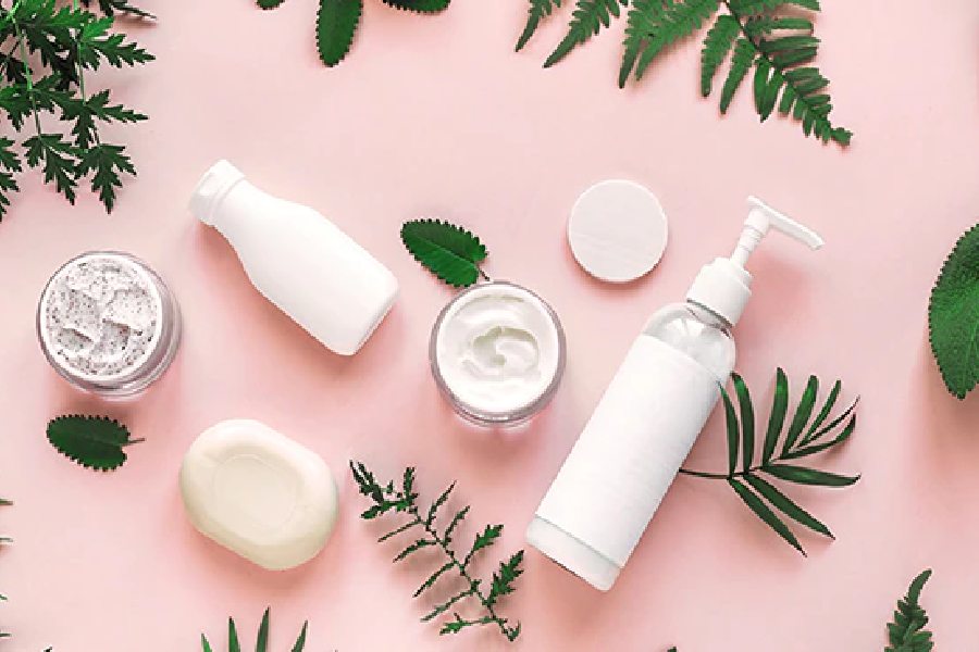 ক্লিনজিং, টোনিং আর ময়শ্চারাইজিং করা ছাড়াও সিরাম, রাতের ফেশিয়াল অয়েল জাতীয় প্রোডাক্ট আপনার রূপ-রুটিনে রাখতেই হবে।