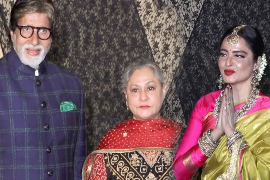 দৃশ্য়টি ঠিক এই ভাবেই বর্ণনা করেছিলেন রেখা। তিনি সেদিন ছিলেন হলের প্রজেকশন রুমে পর্দার পাশ থেকে তিনি স্পষ্ট দেখতে পাচ্ছিলেন জয়াকে। কিন্তু জয়ার পিছনের আসনে বসা অমিতাভ সেই অশ্রুপাত দেখতে পাননি।