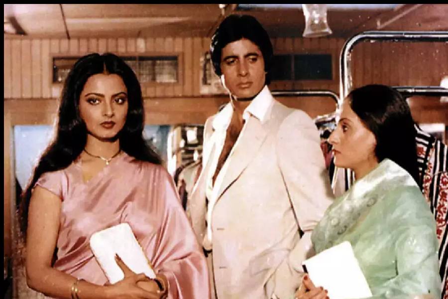 এক সাক্ষাৎকারে ঘটনাটির পুঙ্খানুপুঙ্খ বিবরণ দিয়েছিলেন রেখা। সেটা ১৯৭৮ সাল। মুকদ্দর কা সিকন্দরই আগামী তিন বছরের জন্য শেষ ছবি হতে চলেছে তাঁর আর অমিতাভ বচ্চনের। কানা ঘুষোয় সবে রেখা শুনতে শুরু করেছেন অমিতাভ আর ছবি করবেন না তাঁর সঙ্গে। কেন? সেই কারণ তিনি জানেন না