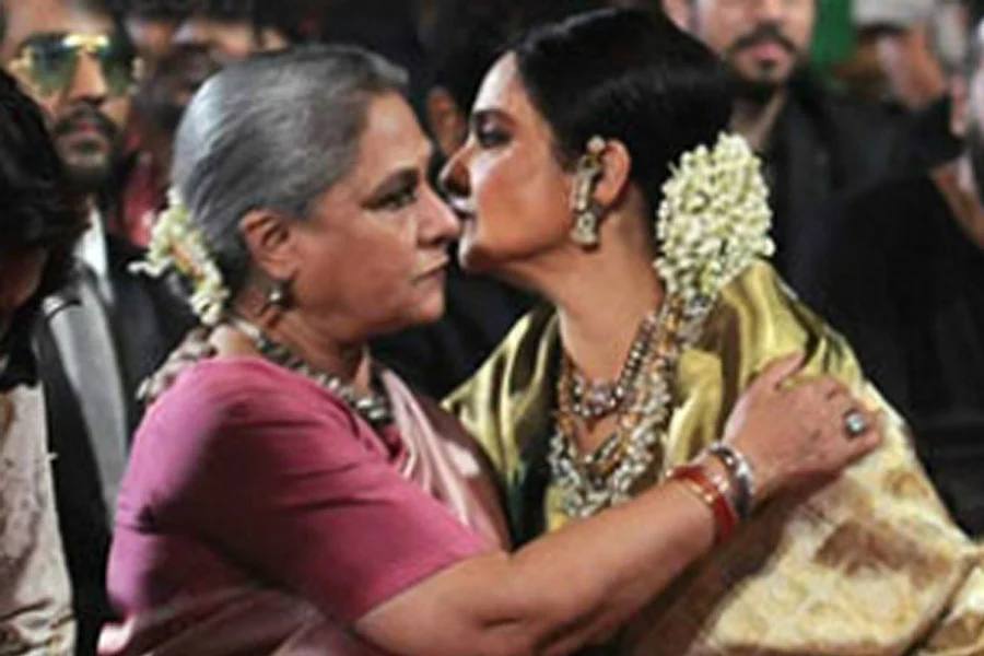 সাক্ষাৎকারে রেখা বলেছিলেন, ‘‘মুকদ্দর কা সিকন্দর মুক্তি পাওয়ার আগে গোটা বচ্চন পরিবারের জন্য ছবিটির আগাম স্ক্রিনিংয়ের ব্যবস্থা করা হয়েছিল। আমিও সেদিন ছিলাম হলে। তবে প্রজেকশনের ঘরে। জয়া একেবারে সামনের আসনে বসেছিলেন। আমি ওঁকে স্পষ্ট দেখতে পাচ্ছিলাম। আমার আর অমিতজীর ঘনিষ্ঠদৃশ্যের সময় ওঁর চোখ থেকে জলে পড়েই যাচ্ছিল।’’