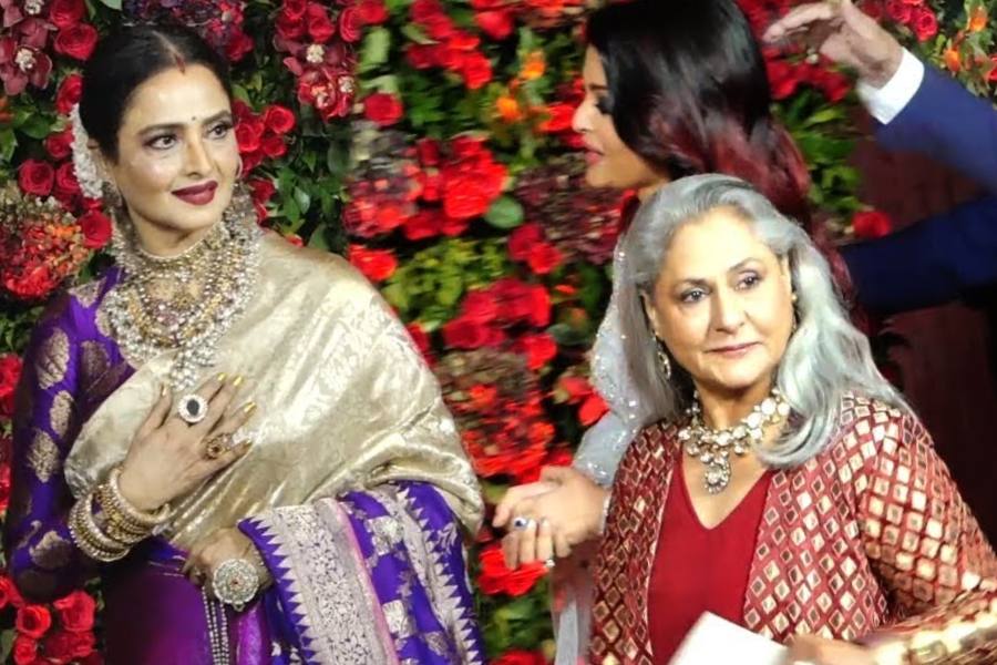 এই ঘটনার পর দিন থেকেই রেখাকে জনে জনে এসে বলে গিয়েছিল, অমিতাভ আর তাঁর সঙ্গে ছবি করবেন না। এ ব্যাপারে নাকি প্রযোজকদের সঙ্গে কথাও বলতে শুরু করেছেন তিনি।