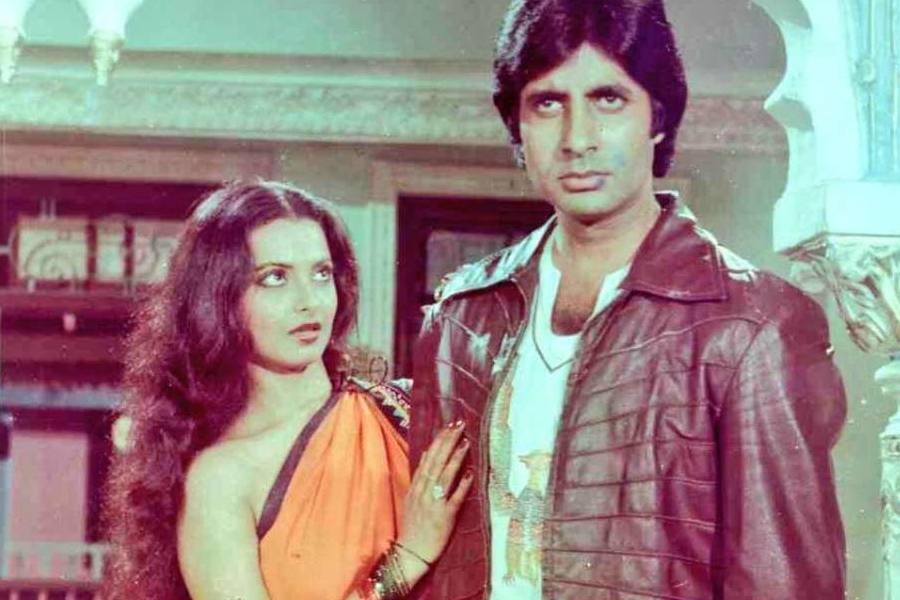 বলিউডে সে সময় রটে গিয়েছিল, অমিতাভের ওই সিদ্ধান্তের জেরেই রেখা আর জয়ার মুখ দেখাদেখি বন্ধ হয়ে যায়।