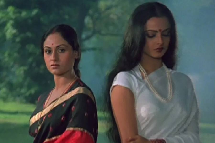 কিন্তু সেই ঘটনার বহুদিন পর দেওয়া এক সাক্ষাৎকারে বিষয়টিকে গুজব বলে উড়িয়ে দিয়েছিলেন রেখা।