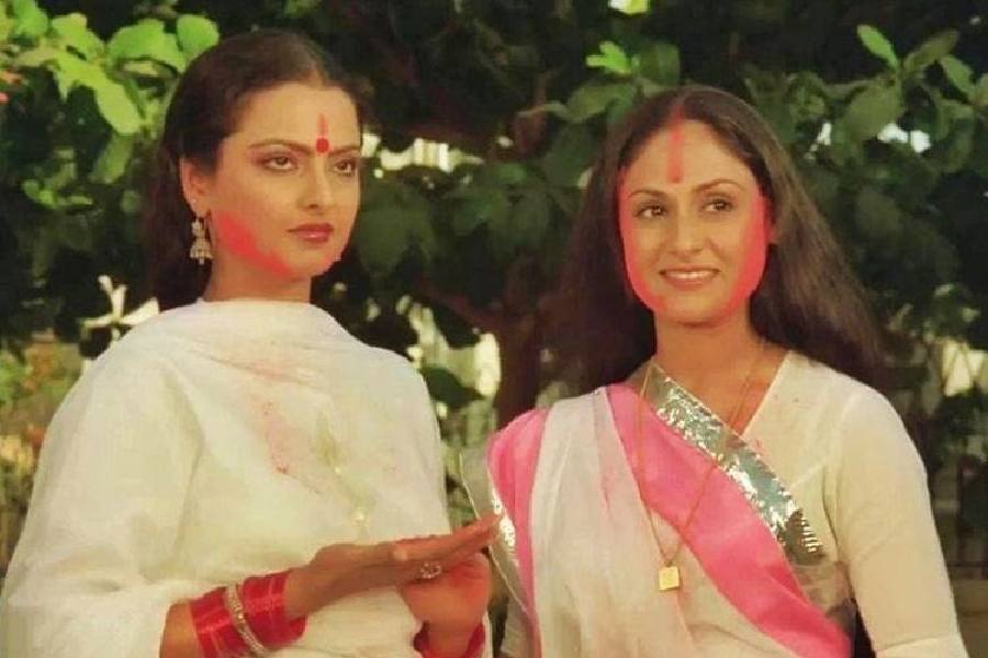 জয়াকে ‘দিদিভাই’ বলে ডাকতেন রেখা। সিমি গরেওয়ালকে দেওয়া সাক্ষাৎকারে রেখা বলেছিলেন, ‘‘দিদিভাই অনেক বেশি পরিণত। অনেক ধীর স্থির। আমি ওঁর মতো মর্যাদাবোধ সম্পন্ন মহিলা আজ পর্যন্ত দেখিনি।