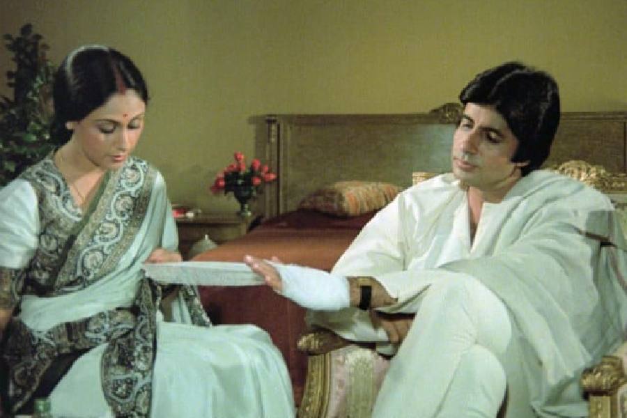 রেখা বলেছিলেন, ‘‘আমাদের খুব ভাল সম্পর্ক ছিল একটা সময়ে। আমরা একই আবাসনে থাকতাম একটা সময়ে। আমি ওঁকে দিদিভাই বলে ডাকতাম। এখনও ডাকি। যা-ই হয়ে থাক না কেন এই সম্পর্ক কেউ আমার থেকে কেড়ে নিতে পারবে না।’’