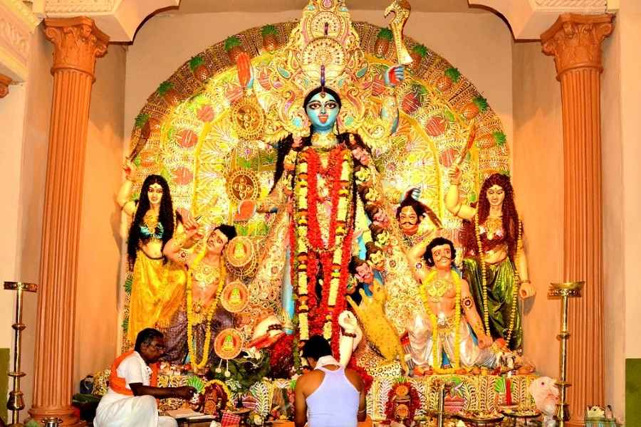 কার্তিক মাস, অমাবস্যা তিথি। আলোয় মুড়ে থাকে গোটা শহর। সাড়ম্বরে পালিত হয় কালীপুজো ও দীপাবলি। 