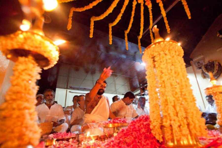 মহালয়া অর্থাৎ পিতৃপক্ষের অবসান এবং মাতৃপক্ষের শুভারম্ভ। এই সময় বিদেহী আত্মারা জল গ্রহণের জন্য মর্ত্যে আসেন। প্রচলিত বিশ্বাস অনুযায়ী, তাঁরা দীপাবলি পর্যন্ত মর্ত্যেই থাকেন।