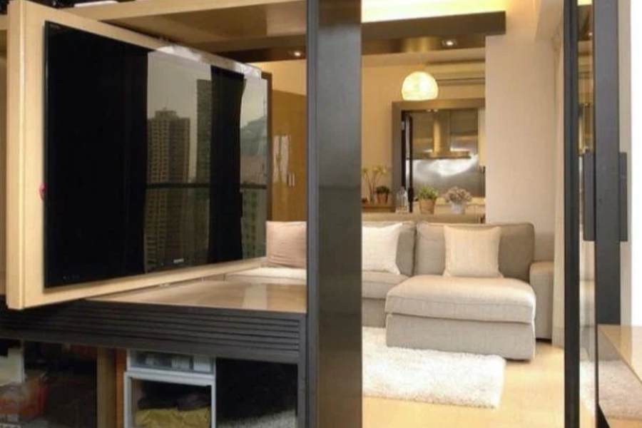 এই ধরনের ৩৬০ ডিগ্রি টিভি মাউন্টে সুবিধা হল আপনি এটিকে আপনার ইচ্ছা ও প্রয়োজন মতো দিকে ঘুরিয়ে নিতে পারবেন। যাদের বাড়িতে রান্নাঘর, বসার ঘর পাশাপাশি তাদের জন্য এটি খুব উপযোগী।