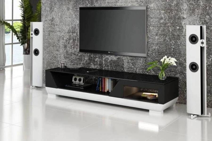 ডিজাইন করা ব্যাকগ্রাউন্ডের উপর লাগাতে পারেন আপনার টিভি। নীচে রাখতে পারেন একটি মাল্টি স্টেয়ার্ড ডেস্ক। পাশে রাখা যায় সাউন্ড বক্স।