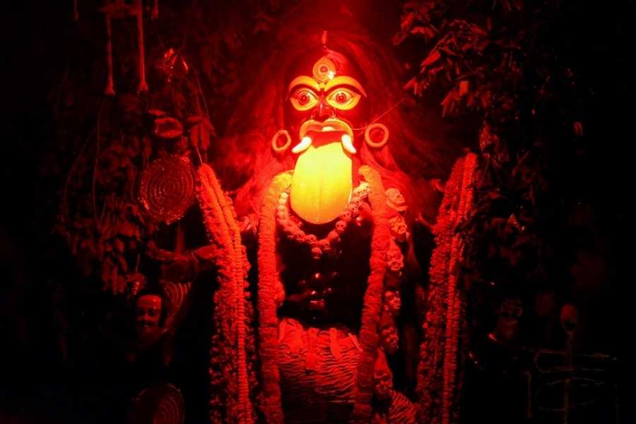 এই তিথির নাম তাই দীপান্বিতা অমাবস্যা। এই সময়ে হওয়া কালীপুজোকে তাই দীপান্বিতা কালীপুজোও বলা হয়। এর নেপথ্যেও অনেক বড় ইতিহাস রয়েছে।