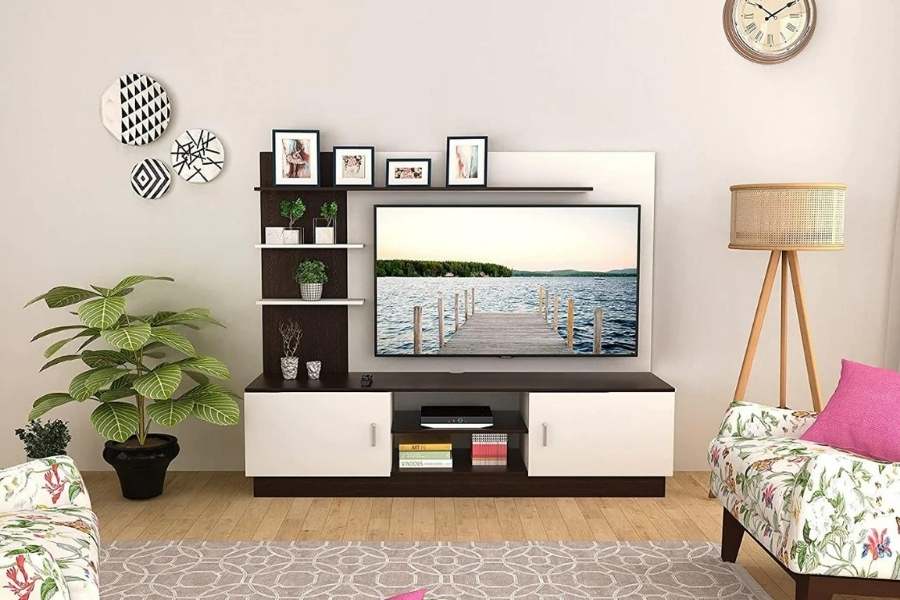 আপনার টিভি ইউনিটটিতে থাকতে পারে একাধিক কাবার্ড। পাশে থাকতে পারে একটি মাল্টি স্টেয়ার্ড ডেস্ক। প্রয়োজনীয় জিনিসপত্র রাখতে পারবেন এই কাবার্ড এর মধ্যে। ডেস্কটি সাজিয়ে তুলুন গাছ বা বইপত্র দিয়ে।