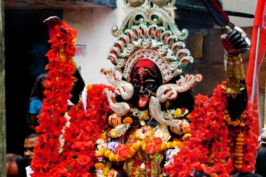 জানা যায়, ষোড়শ শতাব্দীতে নবদ্বীপের পণ্ডিত ও নব্যস্মৃতির স্রষ্টা রঘুনন্দন দীপান্বিতা অমাবস্যায় লক্ষ্মীপুজো করার নির্দেশ দেন। এর পরে ১৮ শতকে প্রকাশিত কালী সপর্যাসে প্রথম বার এই তিথিতে কালীপুজোর উল্লেখ পাওয়া যায়।