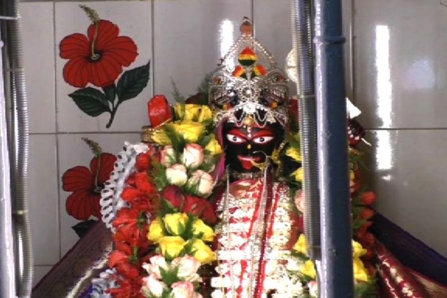 এই বাংলায়, কালীপুজো মূলত জনপ্রিয় হয়ে ওঠে নদিয়ার রাজা কৃষ্ণচন্দ্র রায়ের আমলে। উনিশ শতকে কৃষ্ণচন্দ্রেরই পৌত্র ঈশানচন্দ্র ও বাংলার গুটিকয়েক জমিদারের হাত ধরে কালীপুজোর জনপ্রিয়তা আকাশ ছোঁয়।