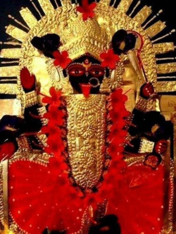 দক্ষিণাকালী বাংলায় সবচেয়ে বেশি আরাধনা হয় দক্ষিণা কালীর। কালীর এই রূপ জায়গা ভেদে শ্যামাকালী নামেও পরিচিত। সারা শরীর নীল বর্ণের, তাঁর মূর্তি ক্রুদ্ধ, ত্রিনয়নী, মুক্তকেশ, চারটি হাত এবং গলায় মুণ্ডমালা। বাম দিকের দুই হাতে নরমুণ্ড এবং খড়গ। ডান হাতে থাকে আশীর্বাদ এবং অভয় মুদ্রা। দেবী মহাদেবের উপরে দণ্ডায়মানা।