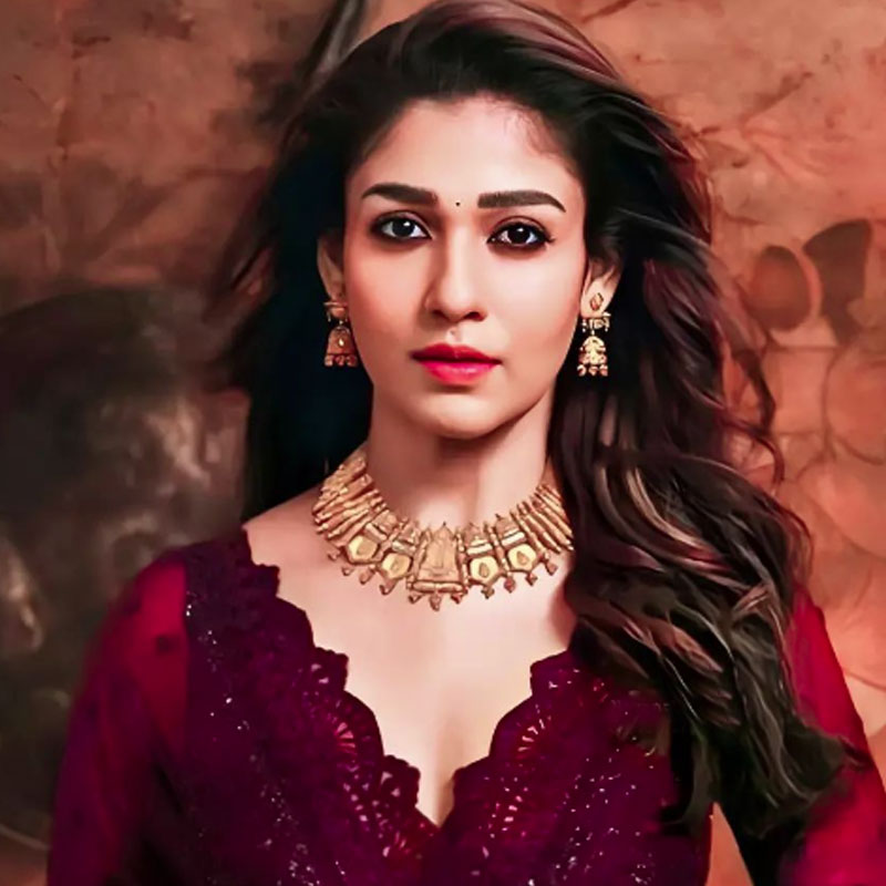 চলতি বছরেরই ৯ জুন বিবাহবন্ধনে আবদ্ধ হন নয়নতারা এবং বিঘ্নেশ। দক্ষিণী ছবির পরিচালক বিঘ্নেশের সঙ্গে দীর্ঘ দিন প্রেমের সম্পর্কে ছিলেন অভিনেত্রী। সংবাদ সংস্থা সূত্রের খবর অনুযায়ী, সারোগেসির মাধ্যমে সন্তানের জন্ম দেন। জানা যায়, সন্তানসম্ভবা অবস্থাতেই বিয়ে করেছিলেন নয়নতারা।