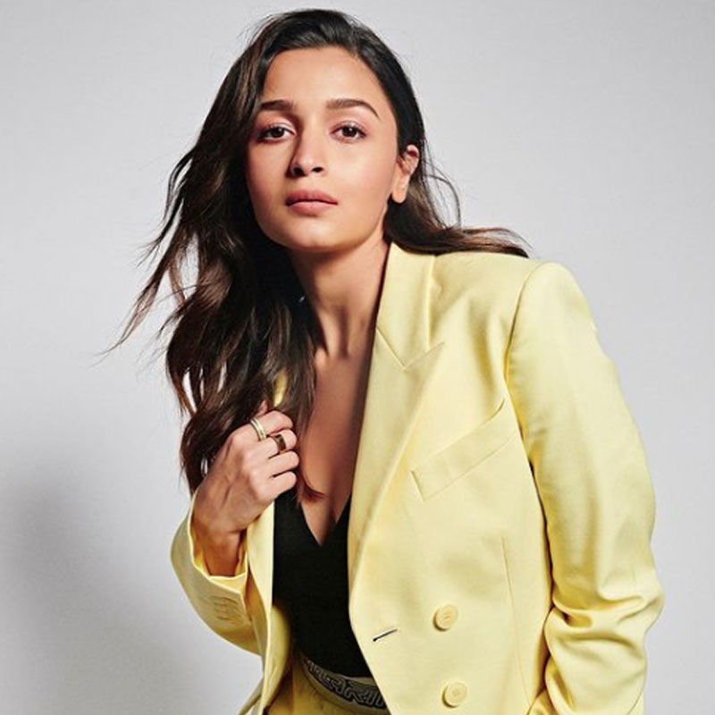 চলতি বছরের এপ্রিল মাসেই গাঁটছড়া বেঁধেছিলেন রণবীর কপূর এবং আলিয়া ভট্ট। প্রণয়ের সম্পর্ক বিয়ের পিঁড়ি পর্যন্ত গড়ানোর কিছু দিনের মধ্যেই সুখবর জানিয়েছিলেন এই তারকা দম্পতি।