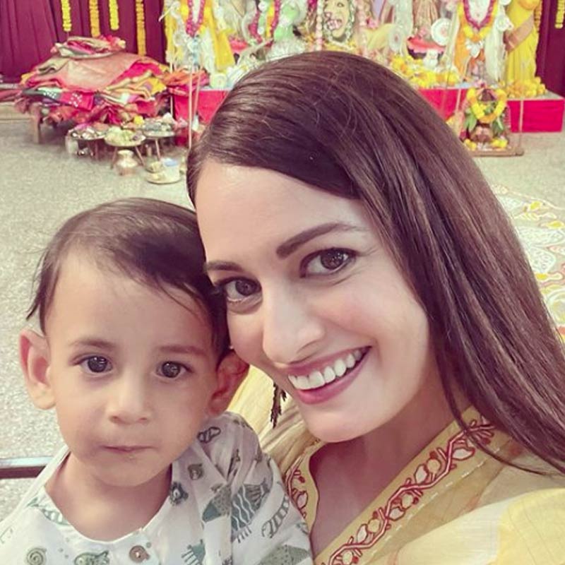 ২০২১ সালের ফেব্রুয়ারি মাসে বিয়ে করেন বলিউডের ‘ডিভা’ দিয়া মির্জা। মুম্বইয়ের ব্যবসায়ী বৈভব রেখির সঙ্গে বিবাহবন্ধনে আবদ্ধ হন তিনি।