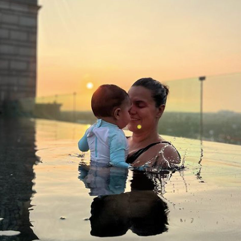 ২০১৮ সালের মে মাসে অঙ্গদ বেদির সঙ্গে গাঁটছড়া বাঁধেন নেহা ধুপিয়া। সেই বছরের নভেম্বর মাসেই প্রথম সন্তানের জন্ম দেন অভিনেত্রী।