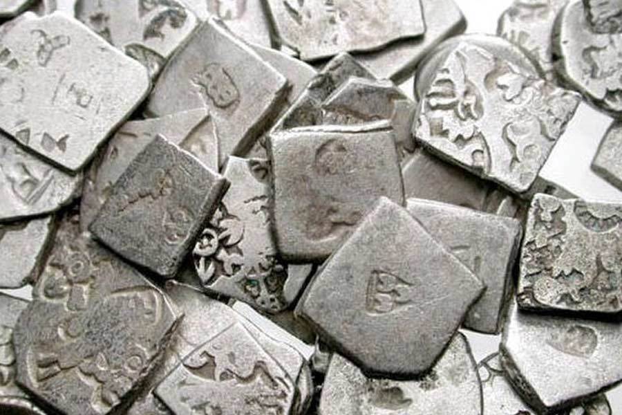 খ্রিস্টপূর্ব ষষ্ঠ শতকে ষোড়শ মহাজনপদের সময়কালে বাণিজ্য বিস্তারের ফলে মুদ্রার প্রচলন বাড়ে। গান্ধার, পাঞ্চাল, কুরু, কুন্তল, শাক্য, সুরসেন এবং সৌরাষ্ট্র ইত্যাদি জনপদে ভিন্ন ভিন্ন মুদ্রার প্রচলন ছিল। তখন অবশ্য এই মুদ্রাগুলিকে ‘টাকা’ বলা হত না। ‘পুরাণ’ অথবা ‘কার্ষাপণ’ নামে পরিচিত ছিল এই প্রাচীন মুদ্রা।